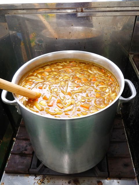 大鍋で仕込んだ黄色い給食カレー ＠大町市金ちゃん亭:信州裏グルメ情報