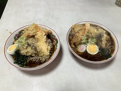 新宿食堂　糸魚川最後の秘店で食べる　「君知るや　真心つなぐ　新宿の冷やし天ぷら蕎麦＆天ぷら蕎麦」