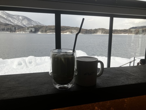 ao LAKESIDE CAFE 　青木湖が見下ろせる 絶景のカウンター席で抹茶ラテアイス＆カフェラッテ　＠大町市カフェ