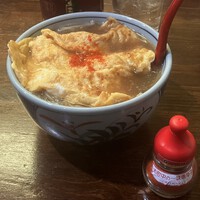 台湾郷土料理「天津魯肉スープビーフン」に大町中の一味唐辛子 「チリペンくん」「あー辛い」をタップリかけていただきます　