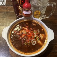 真っ赤に滾る哈爾濱式麻婆豆腐に大町中の一味唐辛子 「チリペンくん」「あー辛い」をタップリかけていただきます　