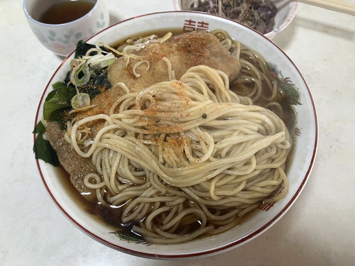 新宿食堂　糸魚川最後の秘店で食べる　「君知るや　真心つなぐ　新宿のきつね蕎麦」