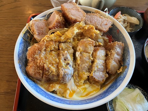 関英ドライブイン　でか丼（ソースヒレカツ2枚＆厚切り煮カツ1枚）　＠下高井郡山ノ内町ランチグルメ