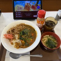肉2倍牛カレー ホウレン草＆味噌汁トッピング　＠すき家 147号大町店