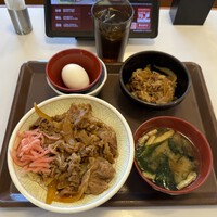 牛丼中盛 牛皿＆たまご＆みそ汁トッピング　＠すき家 147号大町店　