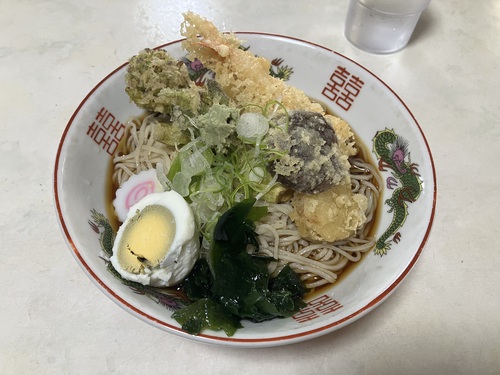 新宿食堂　糸魚川最後の秘店で食べる　「君知るや　真心つなぐ　新宿の山菜入り天ぷら蕎麦」