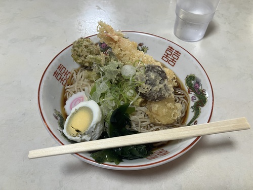 新宿食堂　糸魚川最後の秘店で食べる　「君知るや　真心つなぐ　新宿の山菜入り天ぷら蕎麦」