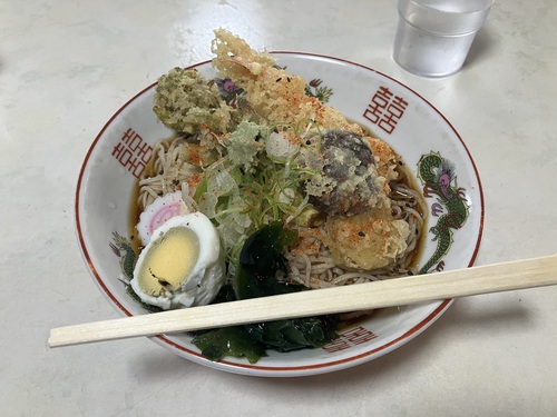 新宿食堂　糸魚川最後の秘店で食べる　「君知るや　真心つなぐ　新宿の山菜入り天ぷら蕎麦」