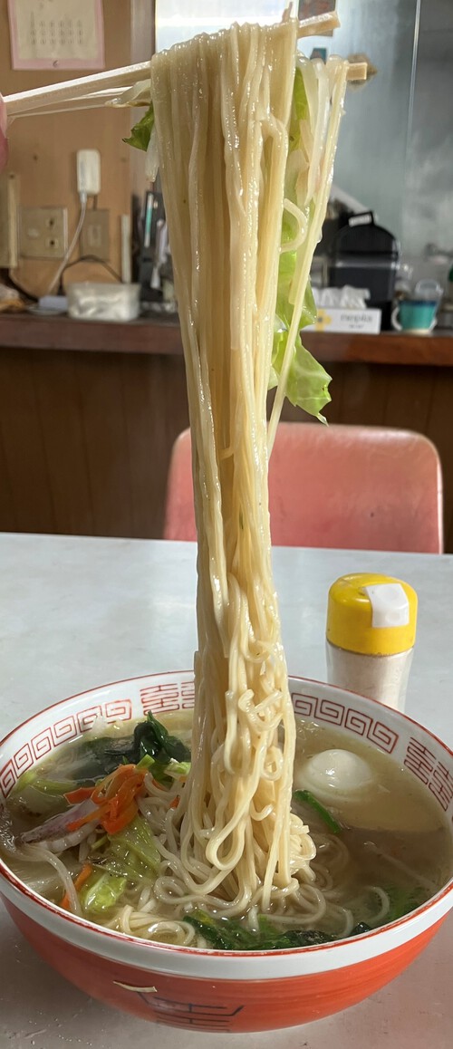 「オホーツク塩ラーメン」VS糸魚川市新宿食堂「塩よラーメン」