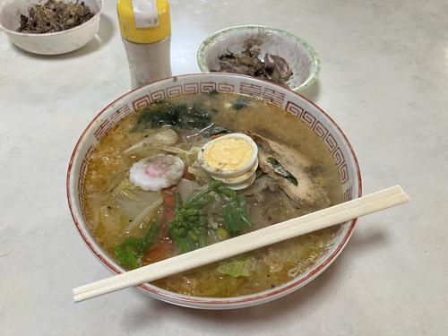 新宿食堂　糸魚川最後の秘店で食べる　「君知るや　真心つなぐ　新宿のみそラーメン」