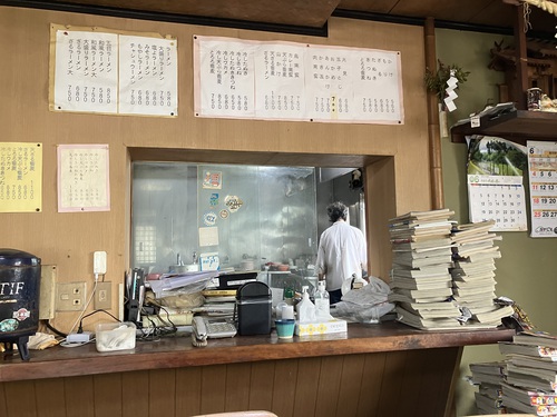 新宿食堂　糸魚川最後の秘店で食べる　「君知るや　真心つなぐ　新宿のチャシュウーメン」