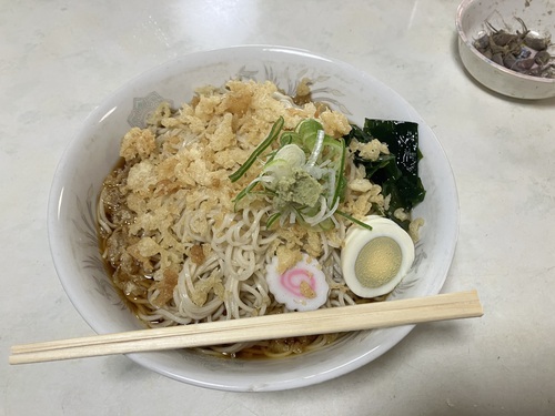 新宿食堂　糸魚川最後の秘店で食べる　「君知るや　真心つなぐ　新宿の冷やしたぬき蕎麦大盛り」