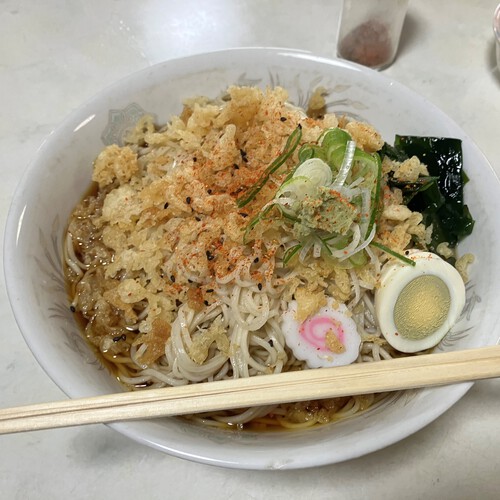 新宿食堂　糸魚川最後の秘店で食べる　「君知るや　真心つなぐ　新宿の冷やしたぬき蕎麦大盛り」