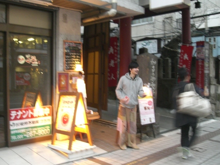 チラシ配りはじめました～。