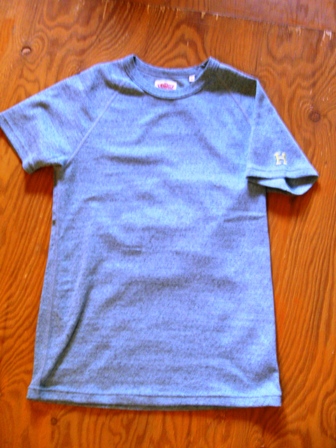 HRMのTシャツで仕事中