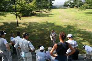 お盆前の草取り　　善光寺雲上殿