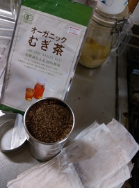 麦茶を茶筒に