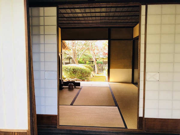 茶室　　麟閣　　さん　　の　　お庭で　　お抹茶　　☆