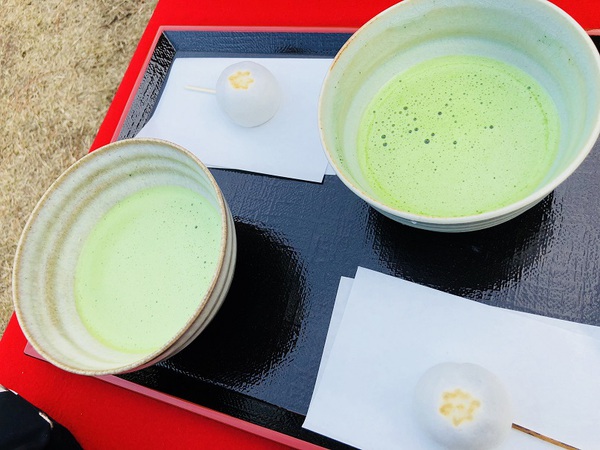 茶室　　麟閣　　さん　　の　　お庭で　　お抹茶　　☆