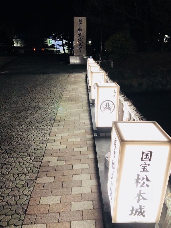 夜の　　国宝　　松本城　　☆