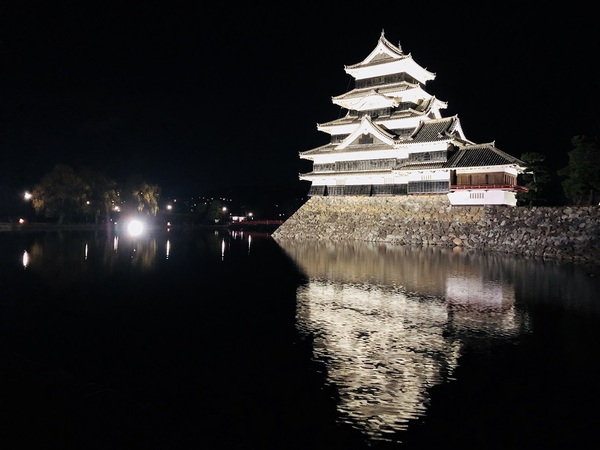 夜の　　国宝　　松本城　　☆