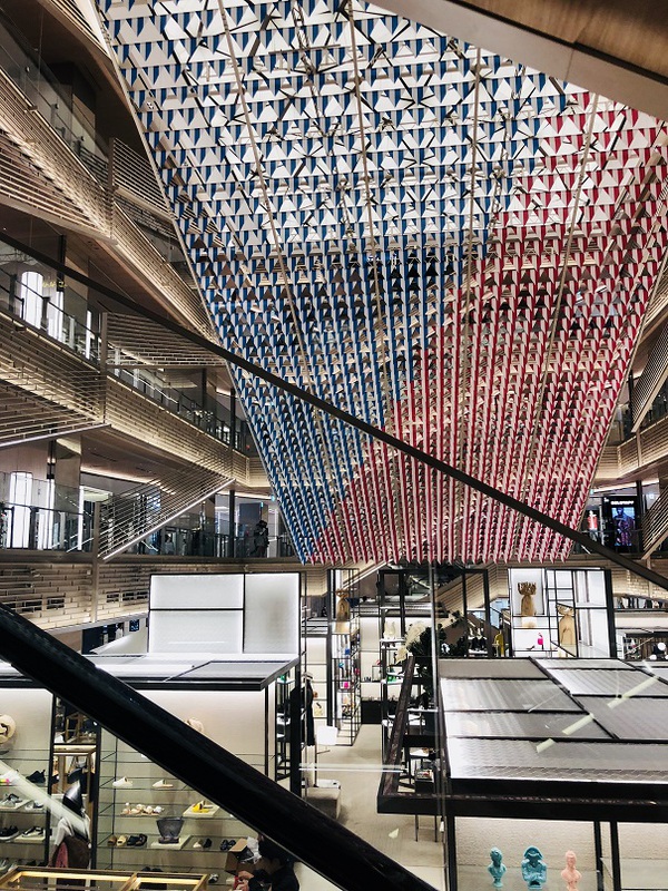 銀座を　　ぶらぶら　　　それが　　銀ブラ！　（　ぉぃ　）