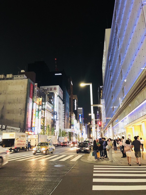 銀座を　　ぶらぶら　　　それが　　銀ブラ！　（　ぉぃ　）