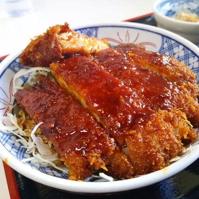 伊那市高遠のお食事処みすゞ（みすゞ食堂）にてソースカツ丼。メニュー豊富な街の食堂ですね