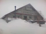 八方池山荘は雪が降り出しました。