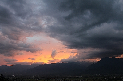 今朝の朝焼けと昨日の夕陽