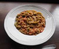 ホウレン草を練りこんだ生パスタ。ホタテのトマトクリームソースあえ。