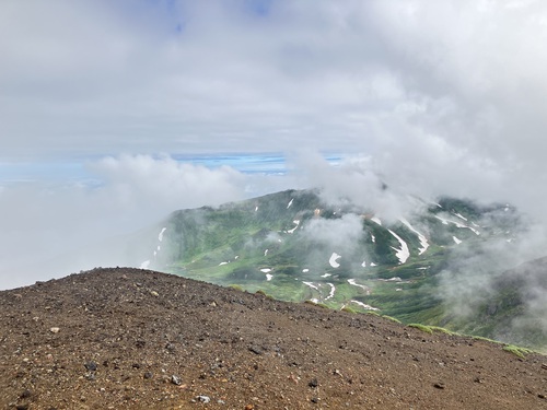 北海道大雪山連峰の最高峰標高2291m旭岳登山　天空に咲き誇るチングルマの大群生