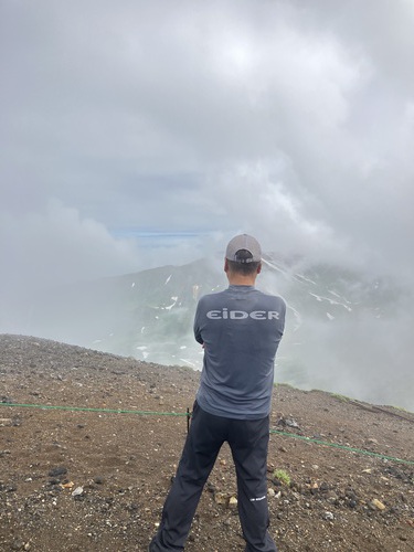 北海道大雪山連峰の最高峰標高2291m旭岳登山　天空に咲き誇るチングルマの大群生