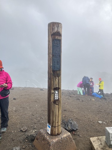 北海道大雪山連峰の最高峰標高2291m旭岳登山　天空に咲き誇るチングルマの大群生