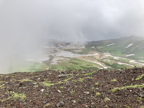 北海道大雪山連峰の最高峰標高2291m旭岳登山　天空に咲き誇るチングルマの大群生