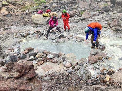 北海道大雪山連峰の最高峰標高2291m旭岳登山　天空に咲き誇るチングルマの大群生