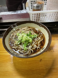 駅そば榑木川（くれきがわ）信濃大町駅店　一杯のかけそば　微笑みの麺リフト連発　