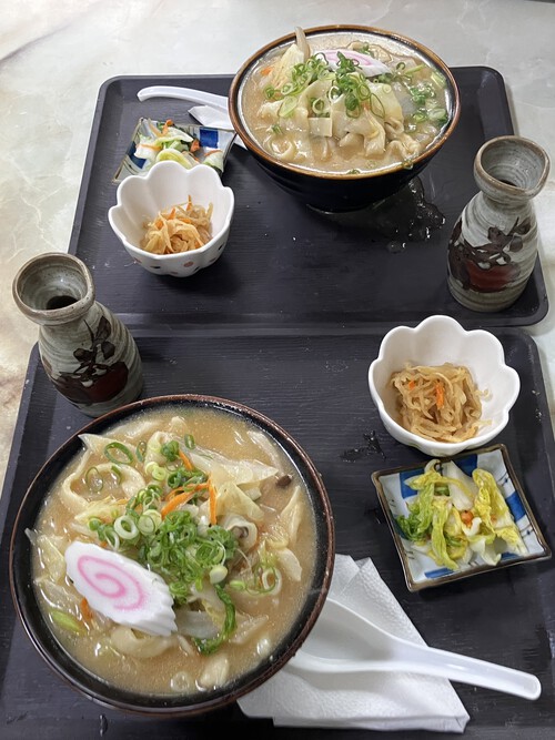 大糸線安曇追分駅から歩いて5秒「橋本屋食堂」　昭和の駅前食堂の手打ち田舎うどんダブル　＠安曇野市ランチグルメ