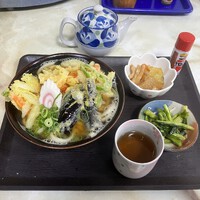 大糸線安曇追分駅から歩いて5秒「橋本屋食堂」　昭和の駅前食堂の野菜天ぷらうどん　＠安曇野市ランチグルメ