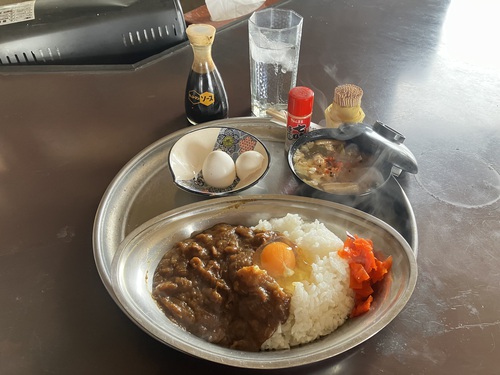 食事・喫茶雷鳥花丸人気上昇中メニュー カレーライス生卵付き（豚汁付き）キッコーマンソース　＠大町市大町温泉郷ランチ　