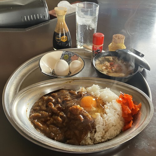 食事・喫茶雷鳥花丸人気上昇中メニュー カレーライス生卵付き（豚汁付き）キッコーマンソース　＠大町市大町温泉郷ランチ　