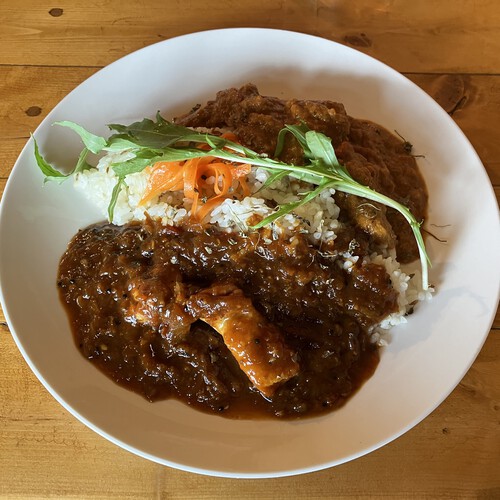 ハシオカレー（チキン）＆モリオカレーのハーフ＆ハーフ　食後のチャイ　＠大町市はしおバザール日曜日のみ営業中　