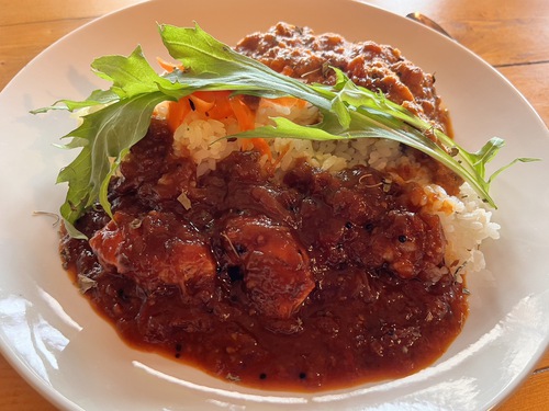 ハシオカレー（チキン）＆モリオカレーのハーフ＆ハーフ　食後のチャイ　＠大町市はしおバザール日曜日のみ営業中　