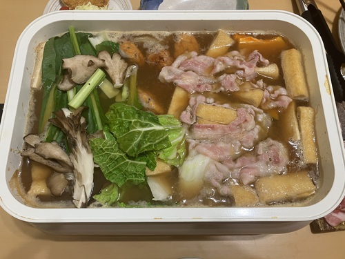 信州郷土料理おぶっこ鍋うどん＆肉のたかのカレーコロッケ　＠大町市金ちゃん亭