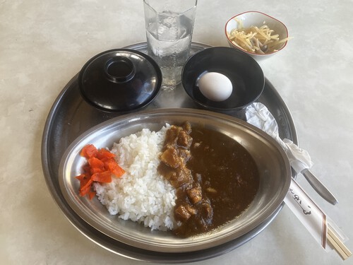 食事・喫茶雷鳥王道の人気メニュー カレーライス生卵付き（みそ汁付き）キッコーマンソース　＠大町市大町温泉郷ランチ　