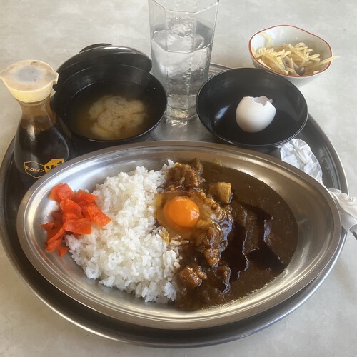 食事・喫茶雷鳥王道の人気メニュー カレーライス生卵付き（みそ汁付き）キッコーマンソース　＠大町市大町温泉郷ランチ　