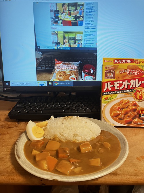 周ちゃんブログを見ながら食べる ハウスバーモントカレー　北海道産じゃがいも・にんじんがごろごろ　＠大町市金ちゃん亭