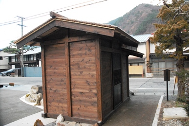 裏側から