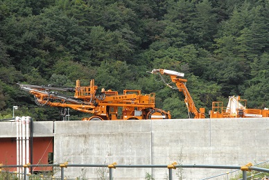 横から