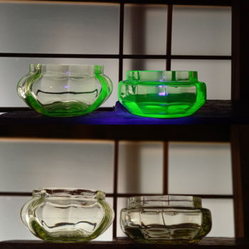 ウランガラスの海綿入れ
